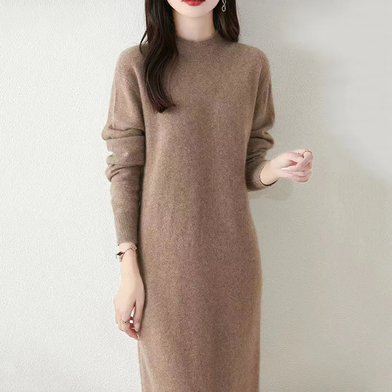 Abito in maglia da donna al ginocchio con collo alto