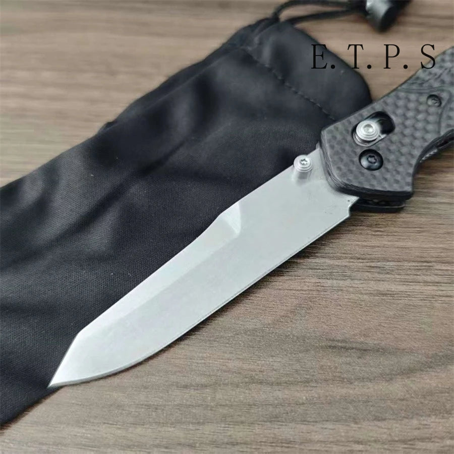 Coltello pieghevole con manico in fibra di carbonio