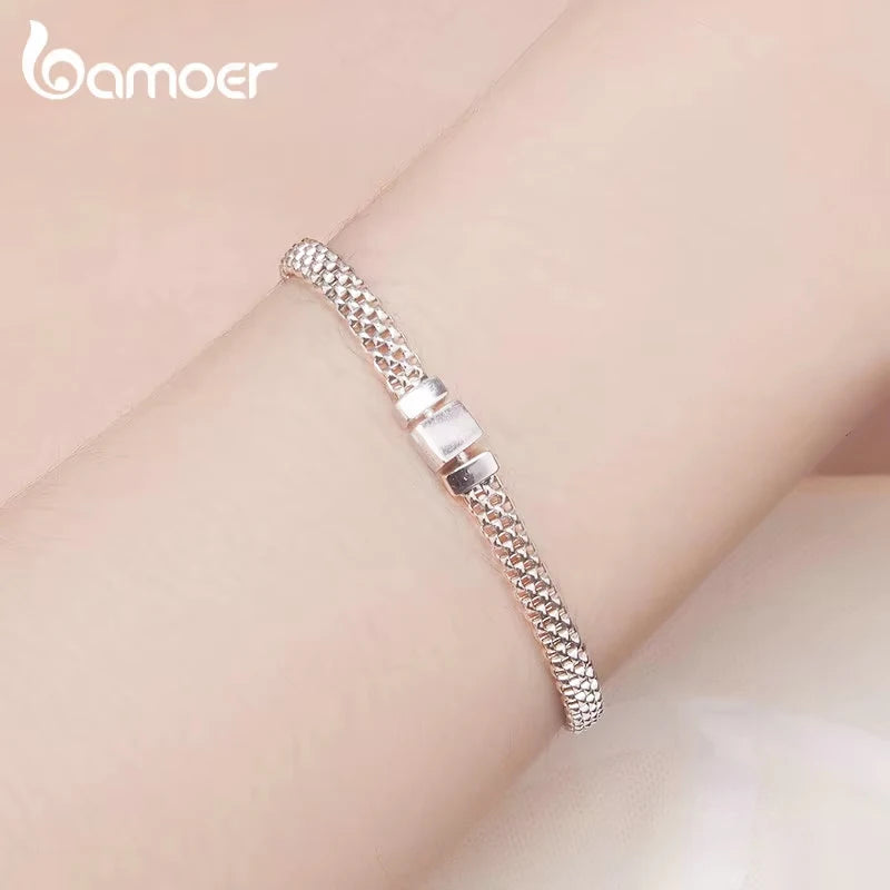 Geflochtenes Armband mit quadratischem Verschluss