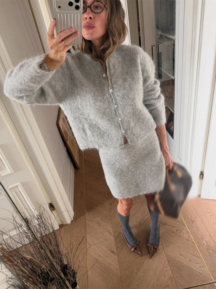 Completo da donna con cardigan e minigonna — immagine 8