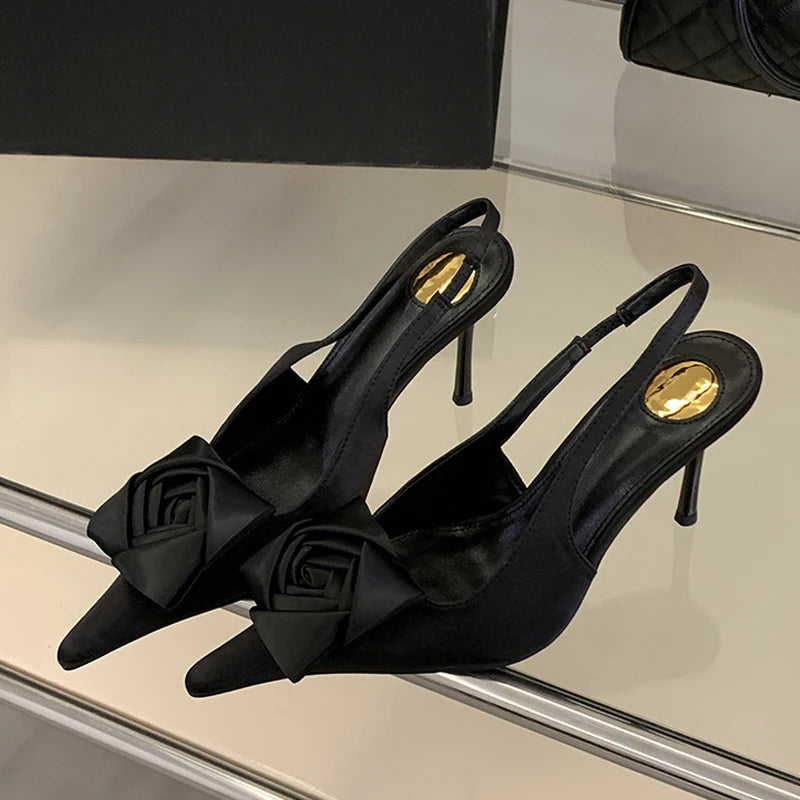 Slingback donna Liyke a punta con fiore geometrico in raso