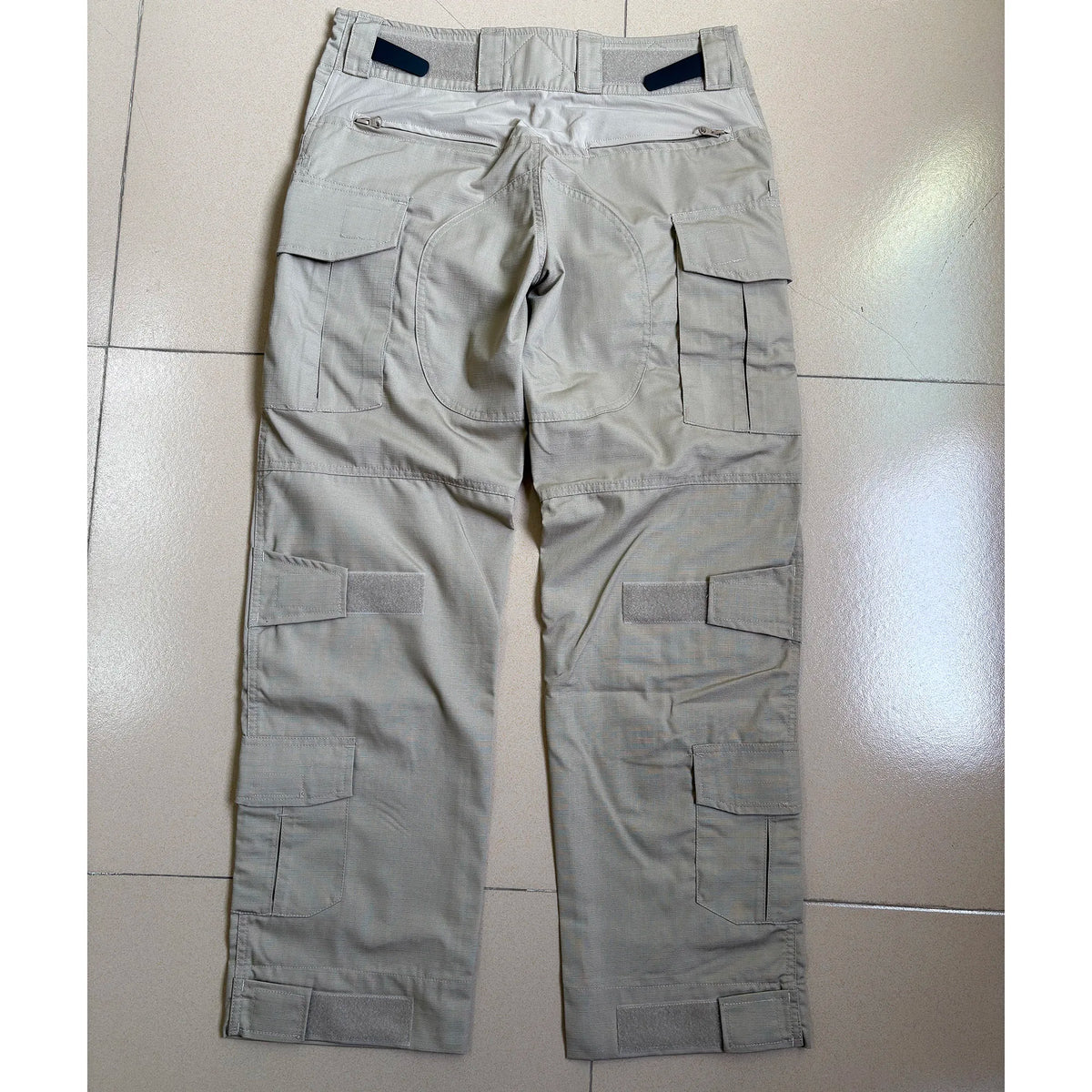 Completo mimetico uomo con maglia e pantaloni