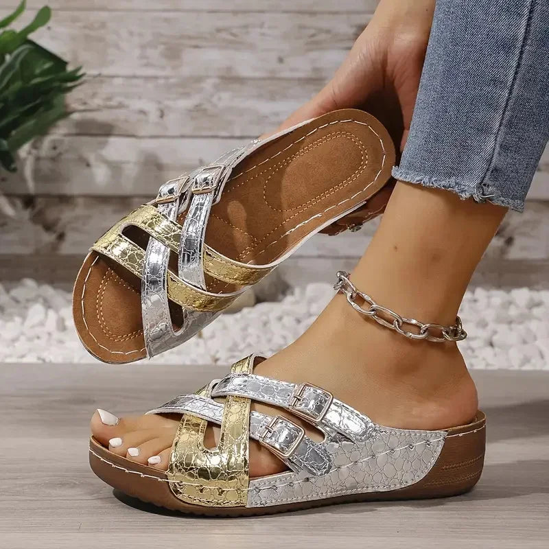 Ciabatte da donna con zeppa bassa e tomaia in PU
