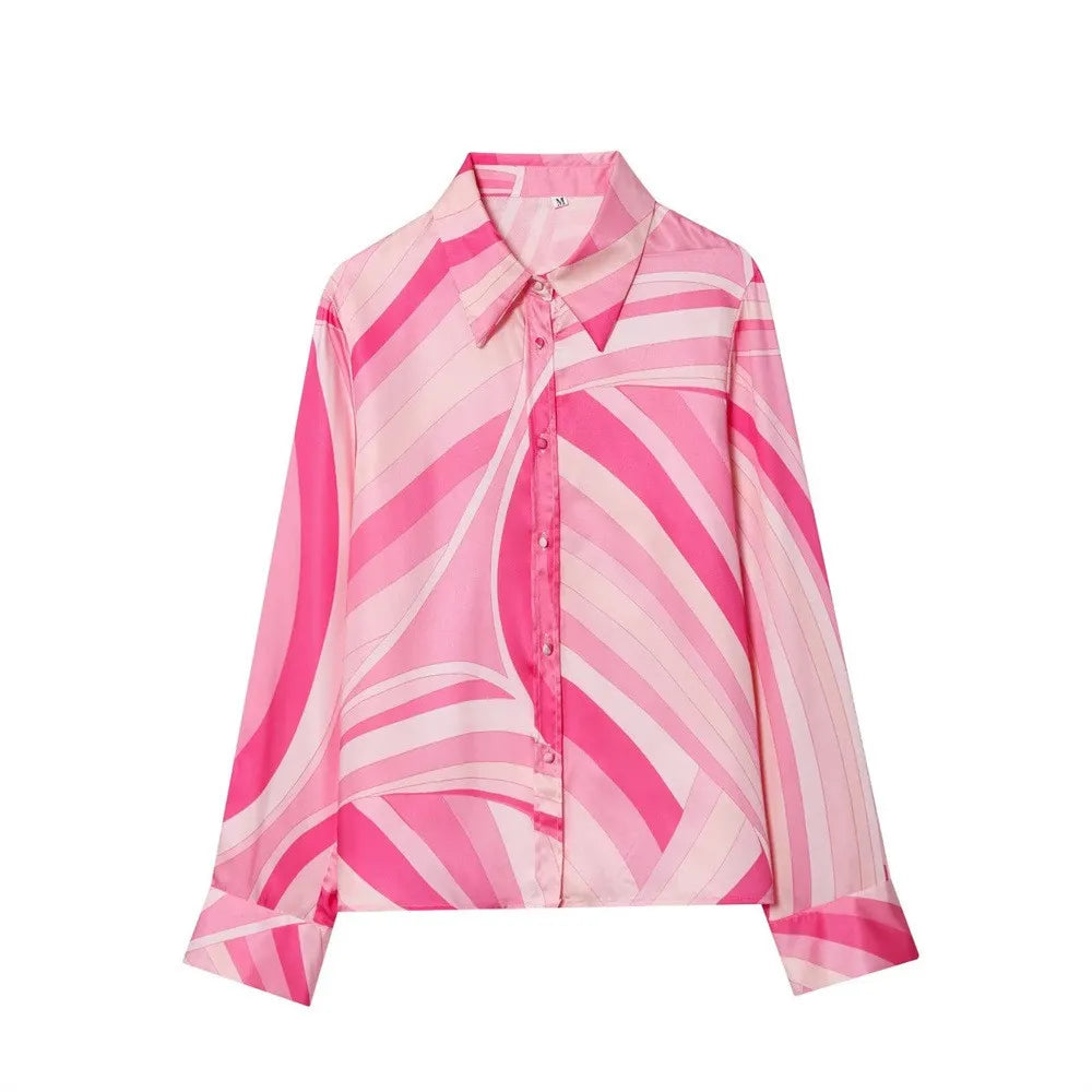 Completo da donna con camicia a fantasia e gonna lunga