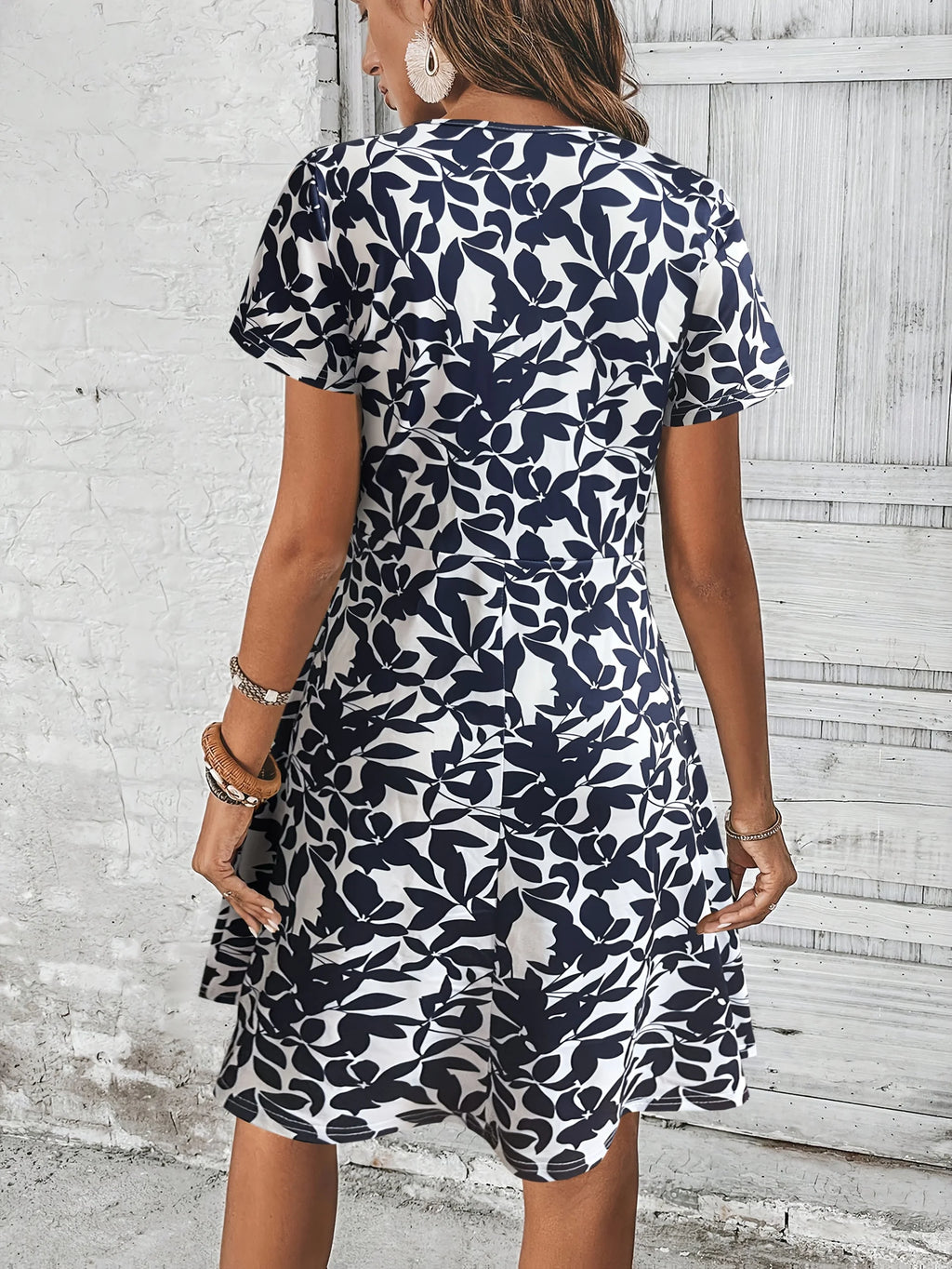 Blaues Damenkleid mit Blattmuster und V-Ausschnitt