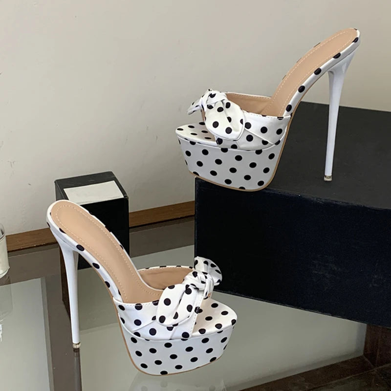 Mules donna Liyke a pois con fiocco e plateau
