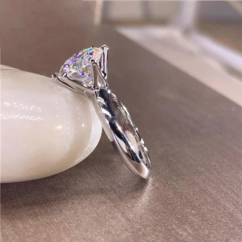 Anello in argento 925 con moissanite taglio rotondo