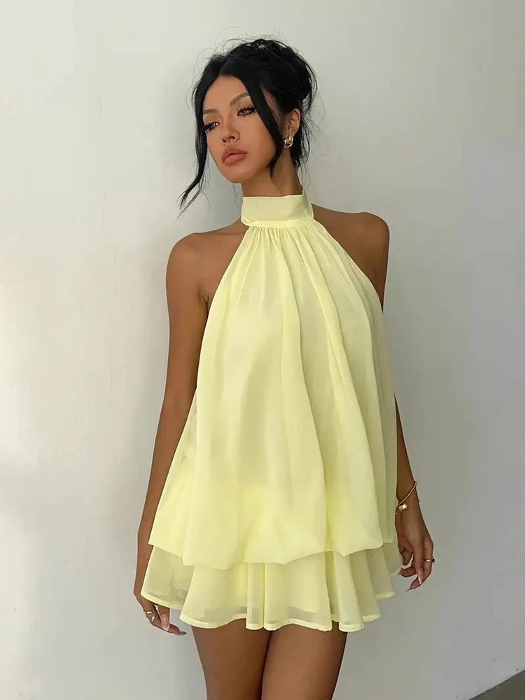 Mini abito da donna con scollo halter e dettagli arricciati