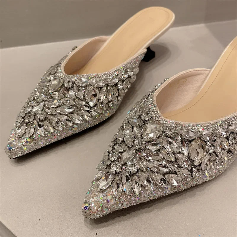 Sandales de luxe à strass pour femme, mules à talon bas, chaussures ouvertes à l'arrière, tongs pointues scintillantes, escarpins mules.