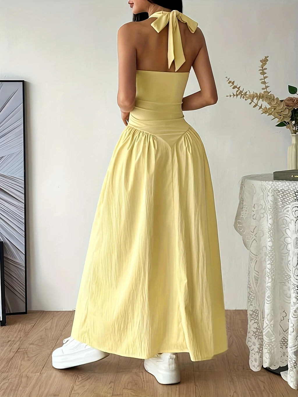 Abito lungo giallo da donna con scollo all’americana e schiena scoperta
