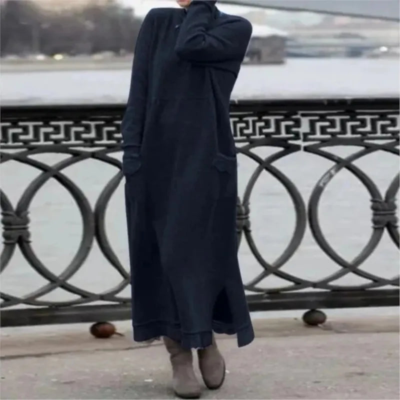 Langes Kleid mit Kapuze und Taschen