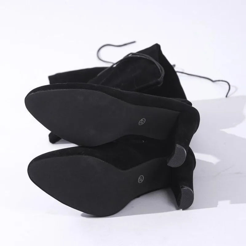 Schwarze Overknee-Stiefel aus Wildleder mit Schnürung hinten, Blockabsatz und Zugband, elastisch und schmal geschnitten, für Damen – Herbst 2026