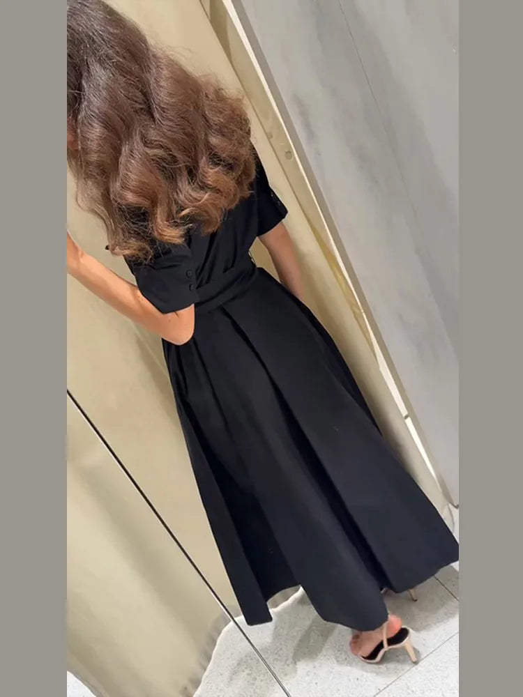Langes Damenkleid mit Reverskragen und Frontbindung