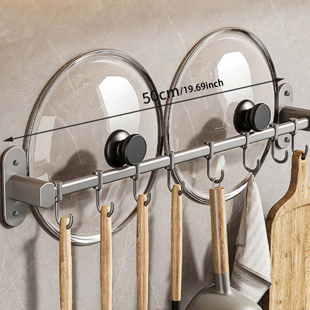 1 estante de almacenamiento para utensilios de cocina, como tapas de ollas y espátulas, con ganchos de pared y múltiples opciones de almacenamiento para artículos de cocina