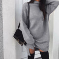 Abito in maglia da donna a collo alto con spacco