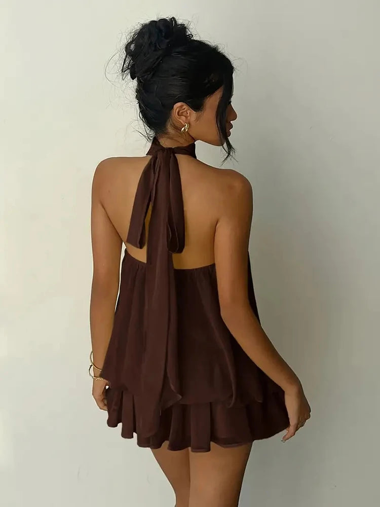 Mini abito da donna con scollo halter e dettagli arricciati