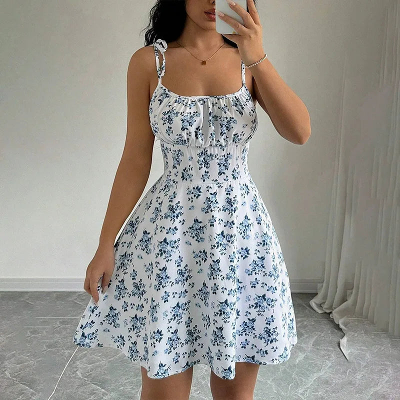 Mini abito floreale con spalline sottili e scollo quadrato