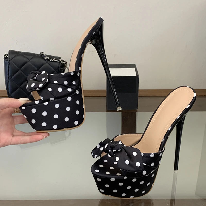 Mules donna Liyke a pois con fiocco e plateau
