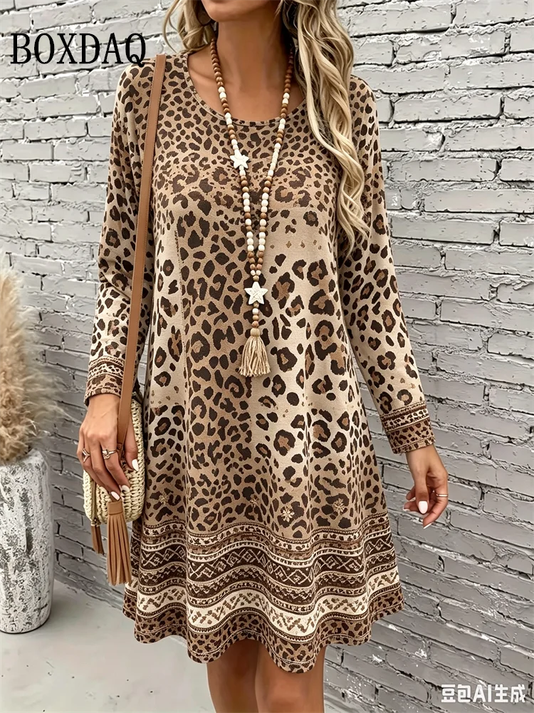 Abito corto a stampa leopardata da donna con maniche lunghe