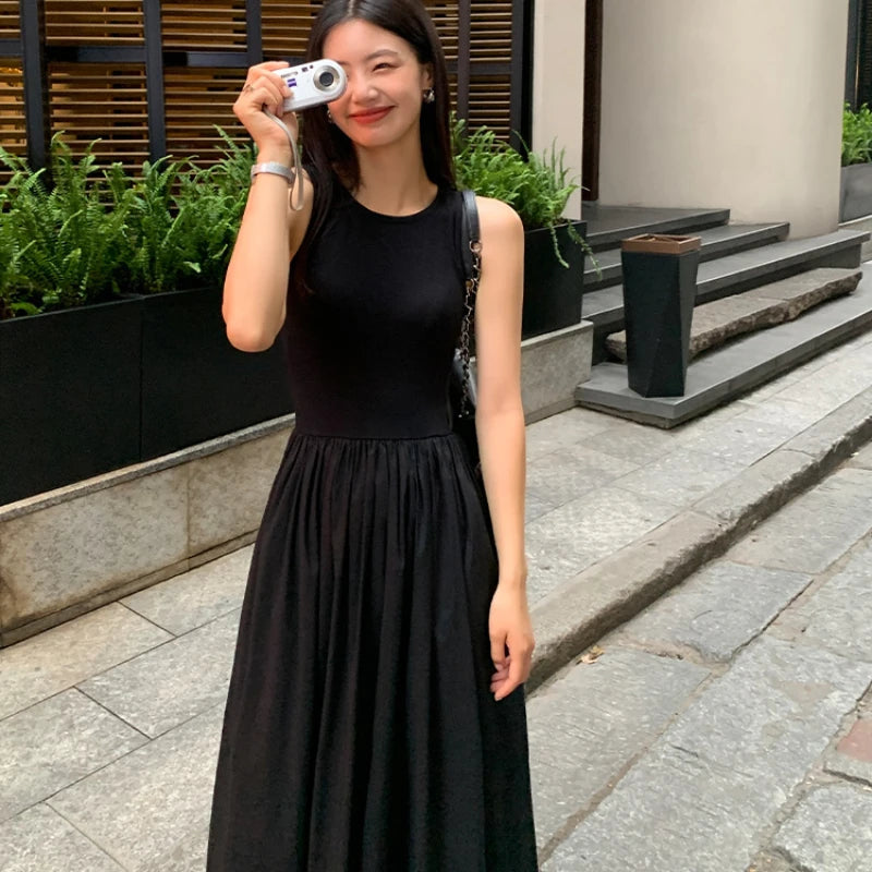 Langes ärmelloses schwarzes Damenkleid mit Taschen