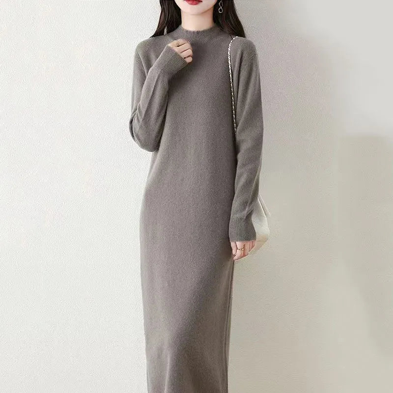 Abito in maglia da donna al ginocchio con collo alto