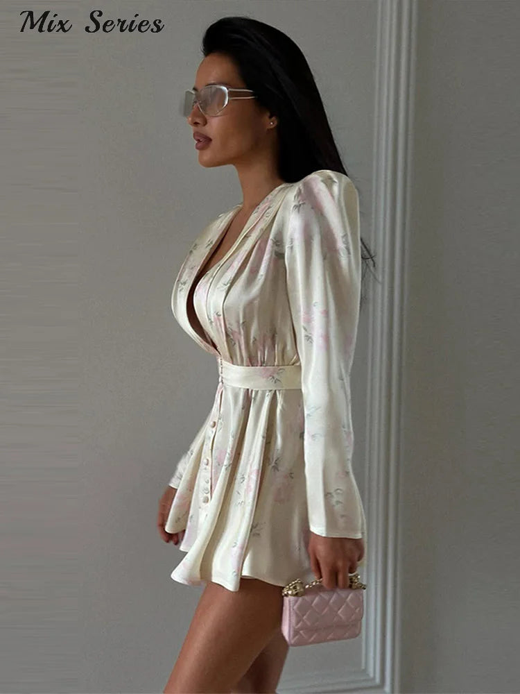 Plisseekleid mit V-Ausschnitt und betonter Taille