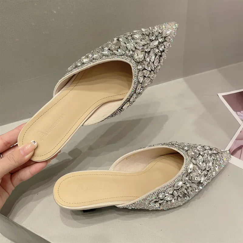 Sandales de luxe à strass pour femme, mules à talon bas, chaussures ouvertes à l'arrière, tongs pointues scintillantes, escarpins mules.