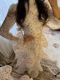Langes Damenkleid mit Flügelärmeln, Rüschen und Streifen, elegantem Karree-Ausschnitt, taillierter Passform und Falten, schickes Partykleid