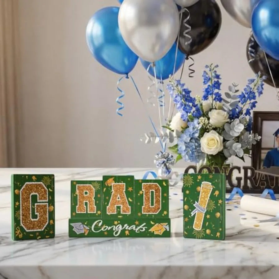 Tischdekoration-Set für die Abschlussfeier: Holzklötze in Grün und Gold, glitzernde Buchstabenklötze mit „Congrats“-Banner und Krawatten-Tr