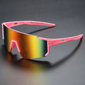 Une paire de lunettes élégantes pour homme. Lunettes à grande monture au style futuriste, adaptées aux hommes, aux femmes, à la mode et à la photographie