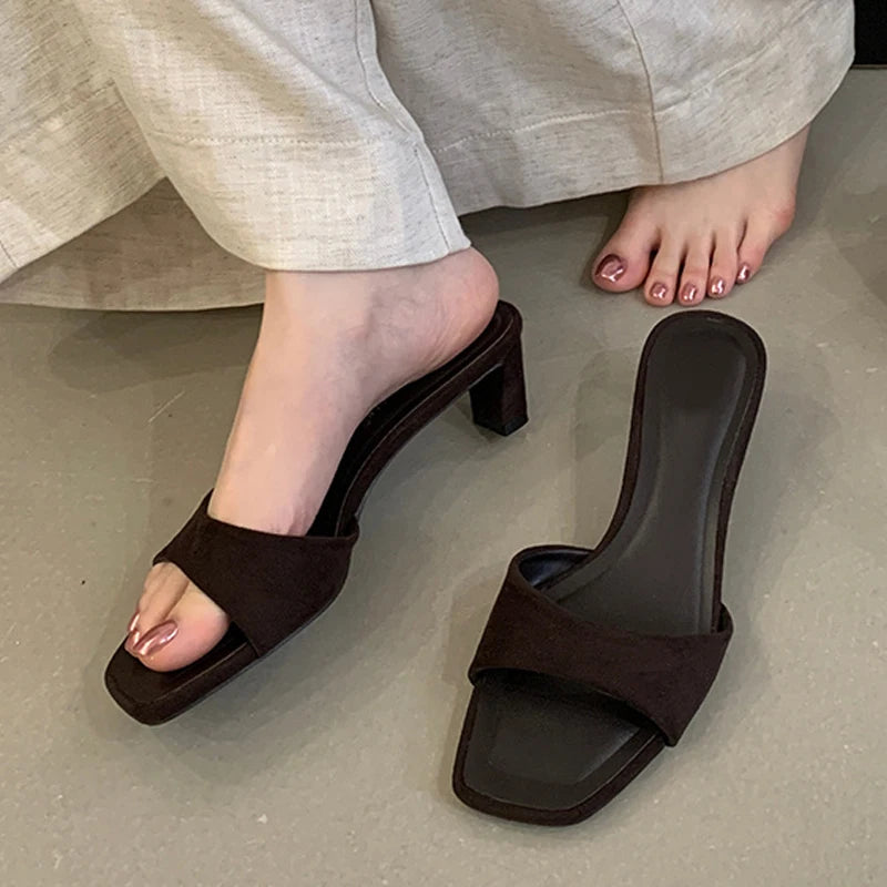Mules donna Liyke a fascia larga con tacco squadrato