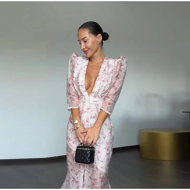 Plisseekleid mit V-Ausschnitt und betonter Taille