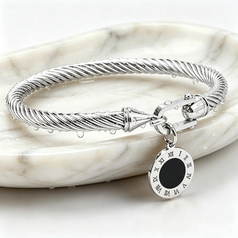 316L Edelstahl Gedrehte Kabelarmreif Römische Ziffern Anhänger Rundes Charm-Armband Wasserfest Hypoallergen Farbbeständig Damenschmuck