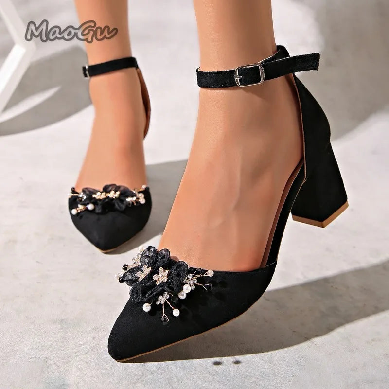 Elegante schwarze Pumps mit Blockabsatz, florale Spitze mit Strass, spitz zulaufende Damensandalen, Größe 35-43, trendige Absatzschuhe für Damen