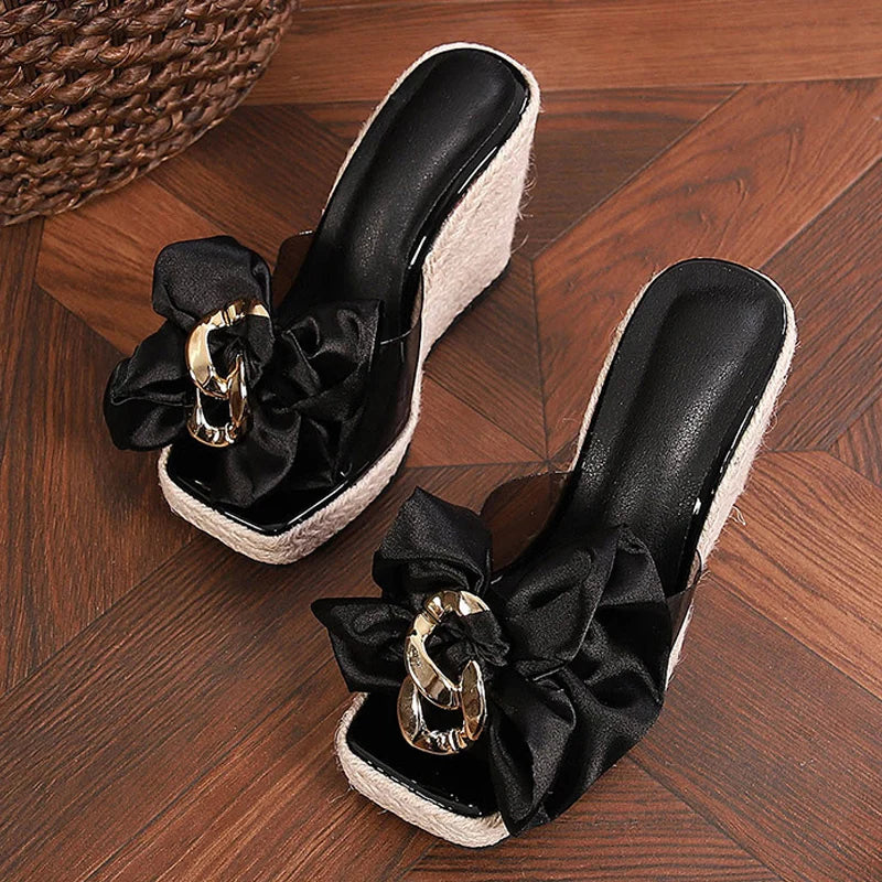 Mules donna Liyke con zeppa intrecciata e fiocco