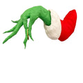 El árbol de Navidad de hadas está decorado con marionetas de monstruos de peluche verde con brazos y árboles de Navidad de hadas para decorar la fiesta.