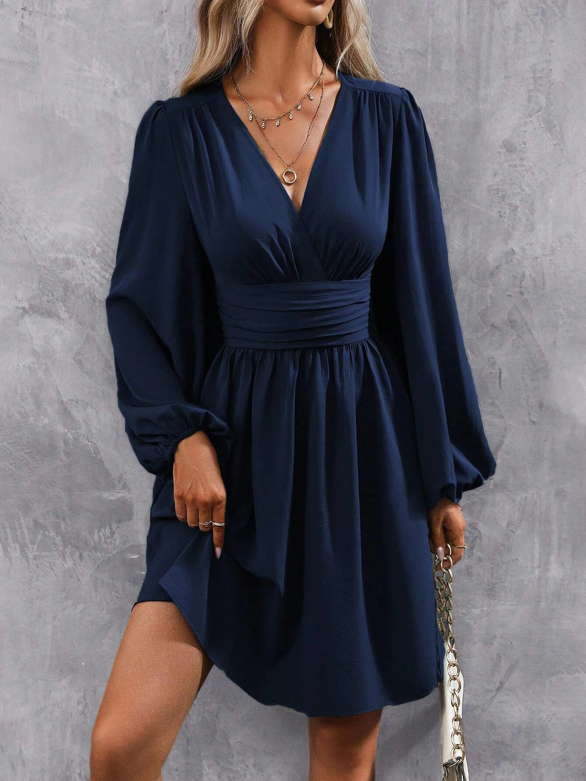 Mini abito da donna con scollo a V e punto vita arricciato