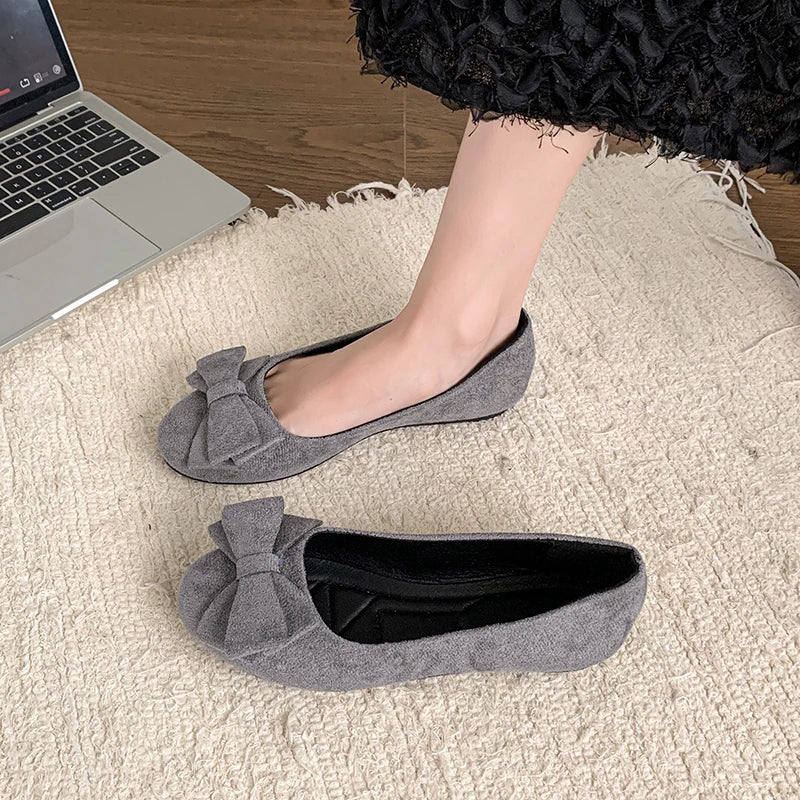 Damen Ballerinas mit großer Schleife, weiches Wildleder, runde Kappe