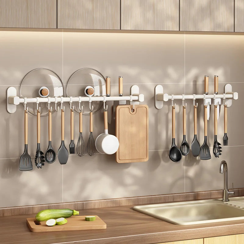1 estante de almacenamiento para utensilios de cocina, como tapas de ollas y espátulas, con ganchos de pared y múltiples opciones de almacenamiento para artículos de cocina