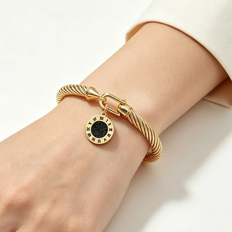 316L Edelstahl Gedrehte Kabelarmreif Römische Ziffern Anhänger Rundes Charm-Armband Wasserfest Hypoallergen Farbbeständig Damenschmuck
