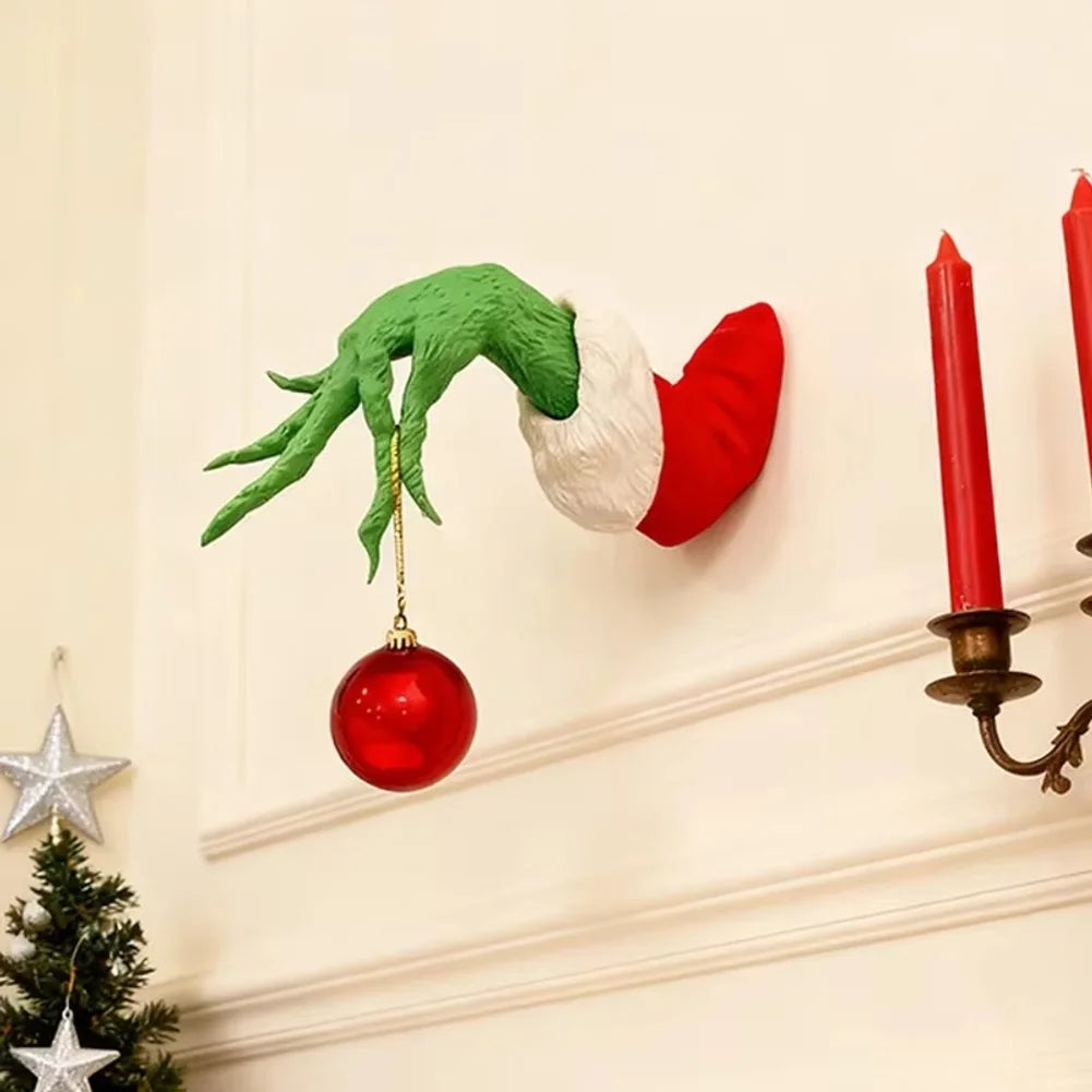 El árbol de Navidad de hadas está decorado con marionetas de monstruos de peluche verde con brazos y árboles de Navidad de hadas para decorar la fiesta.