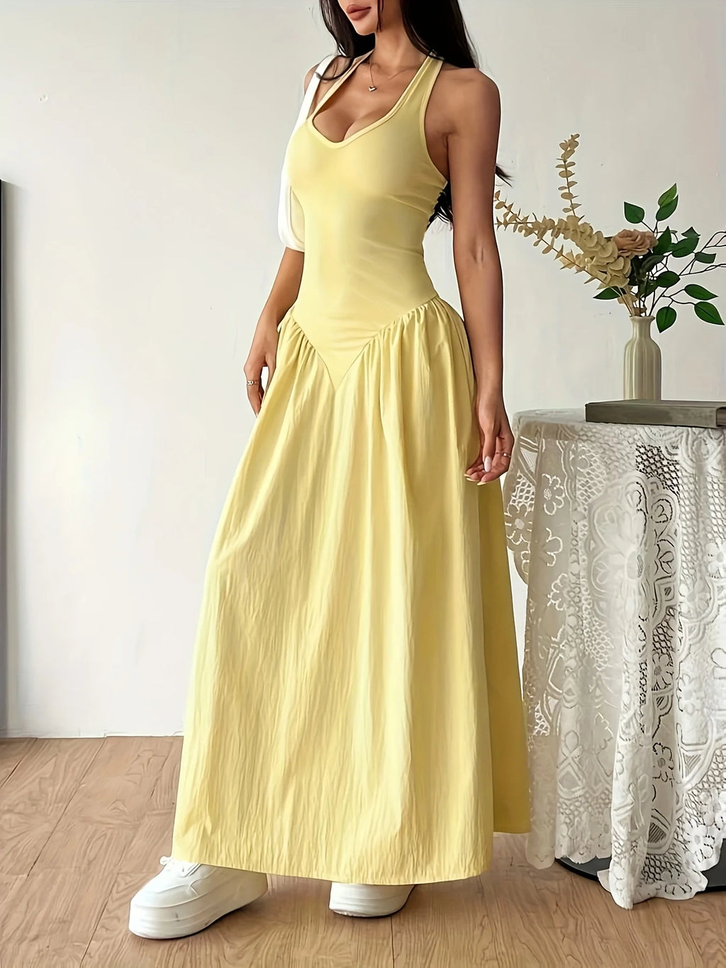 Abito lungo giallo da donna con scollo all’americana e schiena scoperta