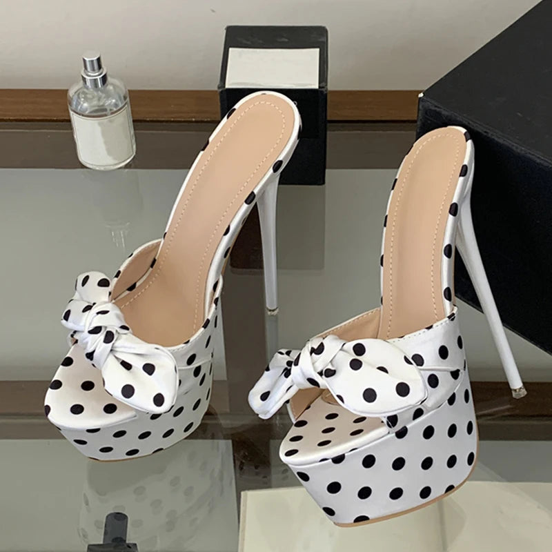 Mules donna Liyke a pois con fiocco e plateau