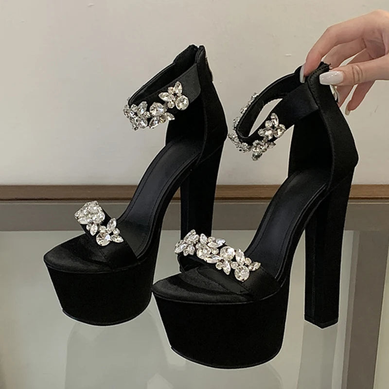 Sandali donna Liyke neri con decori floreali e plateau