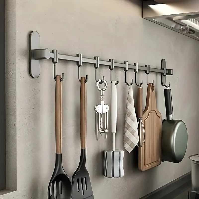 1 estante de almacenamiento para utensilios de cocina, como tapas de ollas y espátulas, con ganchos de pared y múltiples opciones de almacenamiento para artículos de cocina