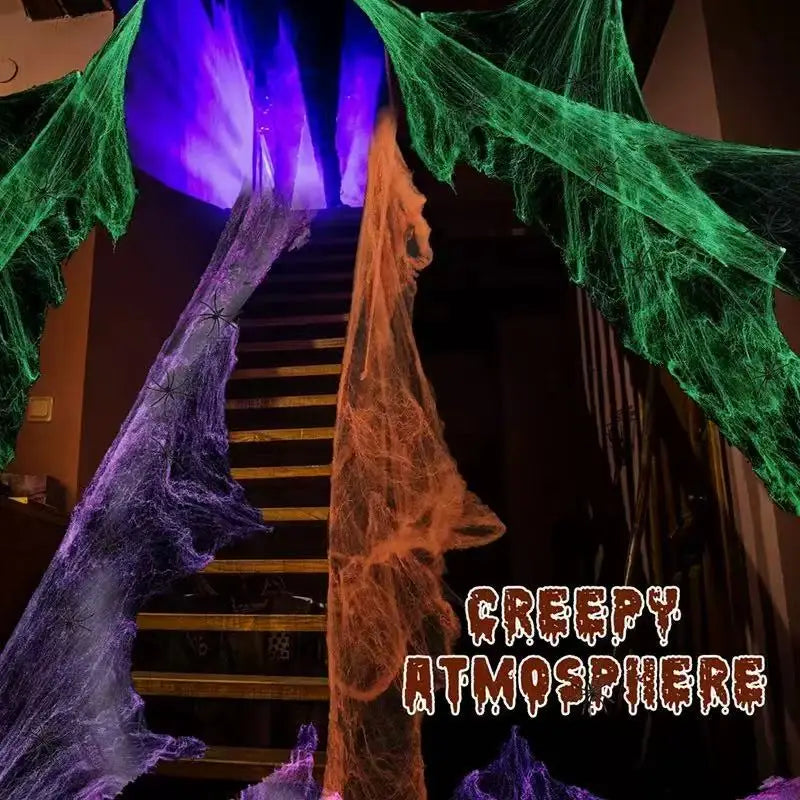 Dekorative Halloween-Spinnweben mit Spinnen