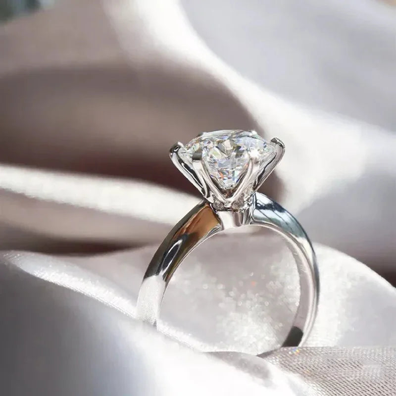 Anello in argento 925 con moissanite taglio rotondo