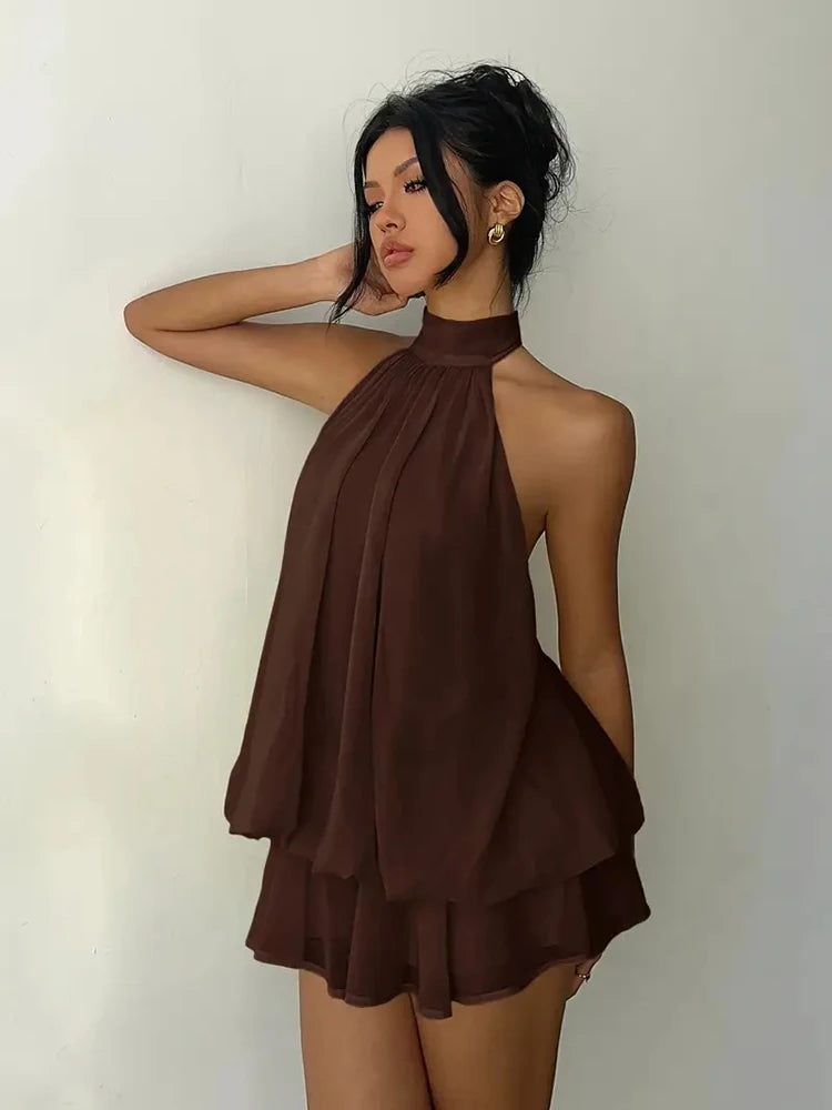 Mini abito da donna con scollo halter e dettagli arricciati