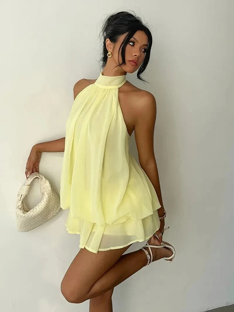 Mini abito da donna con scollo halter e dettagli arricciati