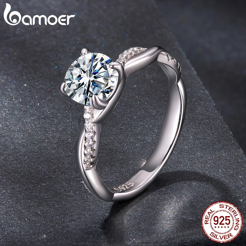 Ring with leaf motif